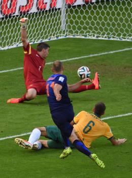 ..e calcia col sinistro, sbloccando il risultato. Reuters